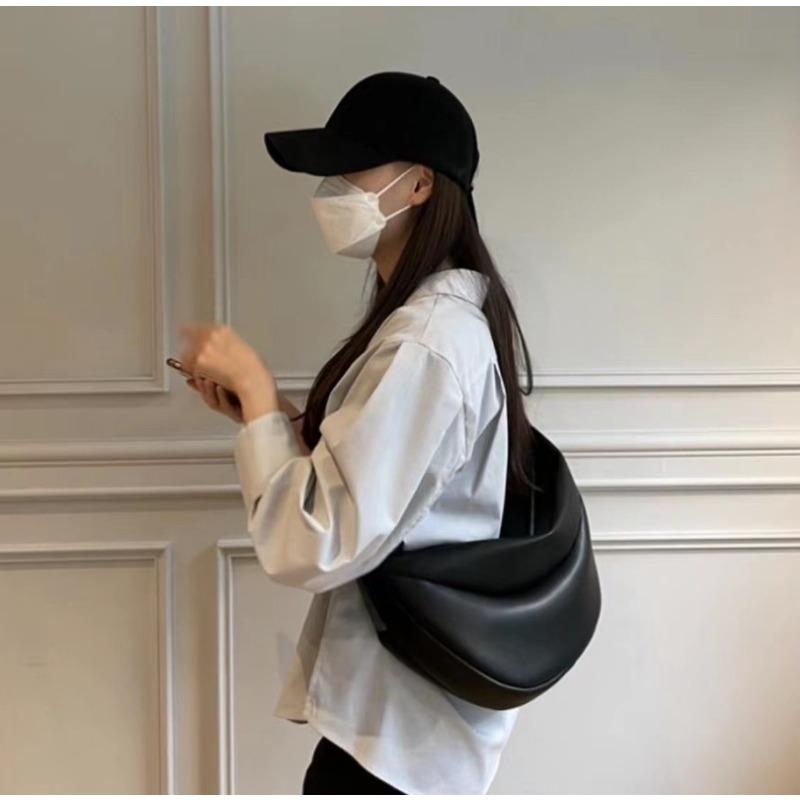 

Spring and summer new Martin messenger bag women s breast bag large capacity soft leather dumpling bag casual shoulder bag чёрный