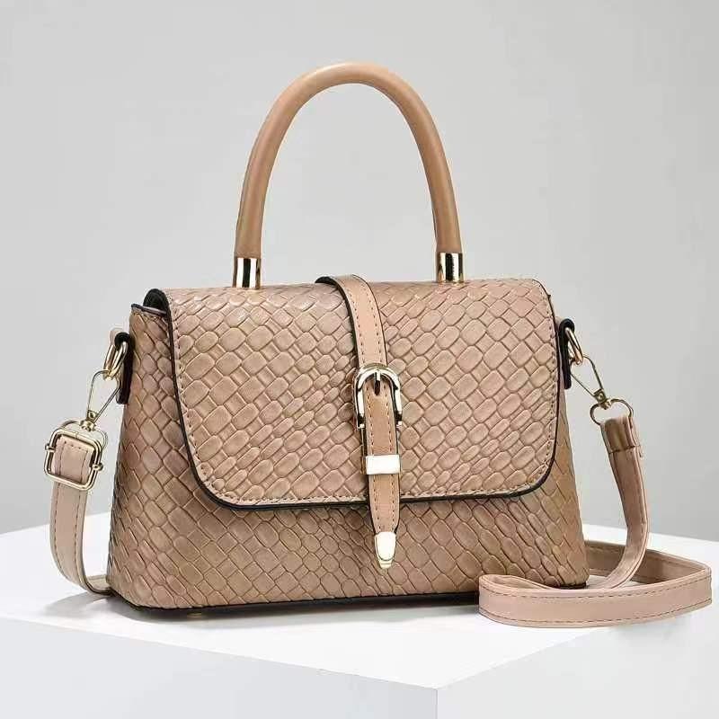 Trendy And Functional Women's Shoulder Bag With Elegant Chain Detail For Moms