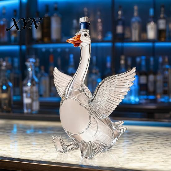 Bar Cabinet Display Piece Goose Shaped Whiskey Decanter, 3D Animal Glass Bottle with Stopper, Transparent Amber Novelty Wine Dispenser for Home