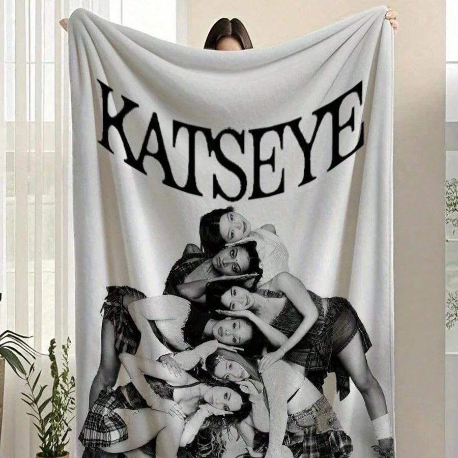 1 szt. Koc flanelowy Katseye Fan, Płaski druk 2D, Niezwykle miękki, ciepły, na każdą porę roku, Wzór globalnej grupy dziewcząt, do sypialni i salonu