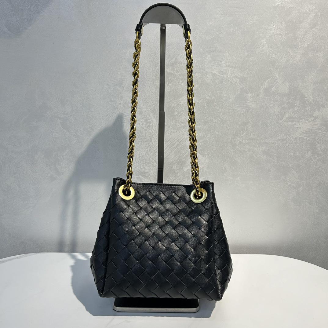 

2025 Women s Handmade Leather Woven Parachute Bag: Versatile Chain Shoulder Messenger Bag for Trendy Commuting 20x17x16.5 cm