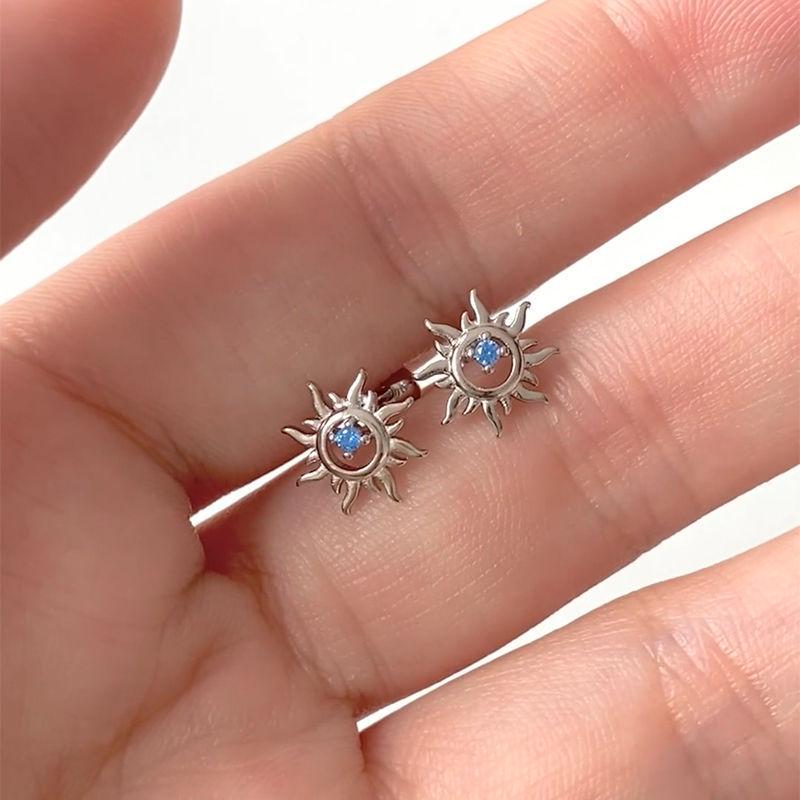 Trendy Retro Sunflower Stud Earrings for Women - Versatile, High-End Light Luxury Accessories