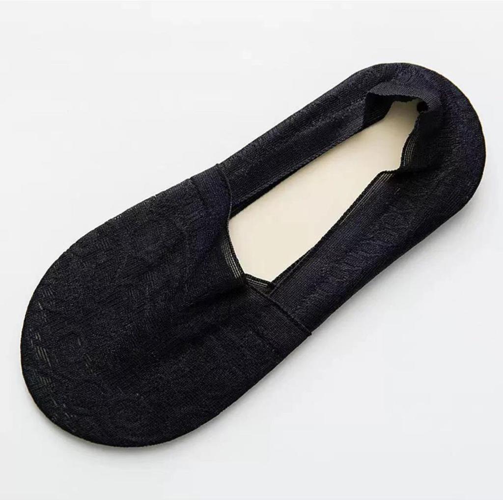 New Summer Women's Lace Boat Socks with Silicone Grip, Breathable Mesh Design and Invisible Finish.
