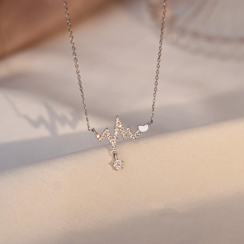 Collana minimalista da donna per clavicola con ciondolo a forma di cuore con battito cardiaco ECG interamente pavimentato con zirconi cubici rotondi a goccia