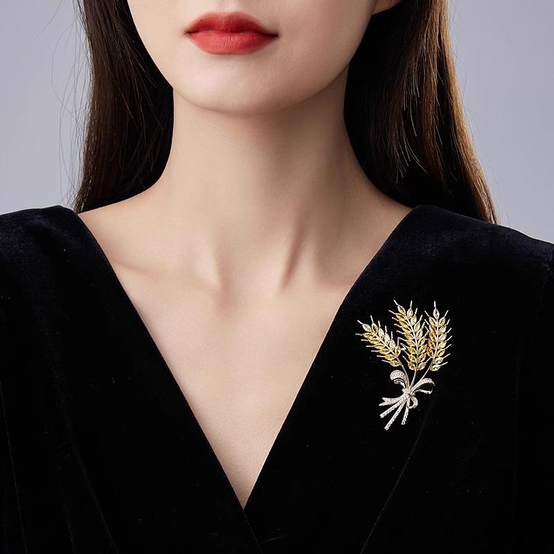 Three-head Wheat Ear Brooch, High-end and Elegant Feminine Faux Crystal Barley Corsage Design, A Niche Brooch