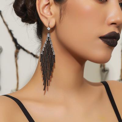 Pendientes largos de borla con pedrería negra premium