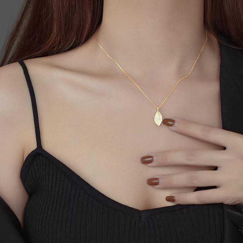 Golden Branch Jade Leaf Necklace for Women: Retro, Light Luxury, Versatile Clavicle Jewelry with Unique Design