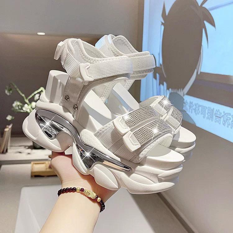 

Летние женские сандалии на высокой платформе, сандалии-клинья с пряжкой, блестящая обувь, модные уличные сандалии на толстой подошве, пляжные повседневные шлепанцы для женщин EU38/CN39 белый