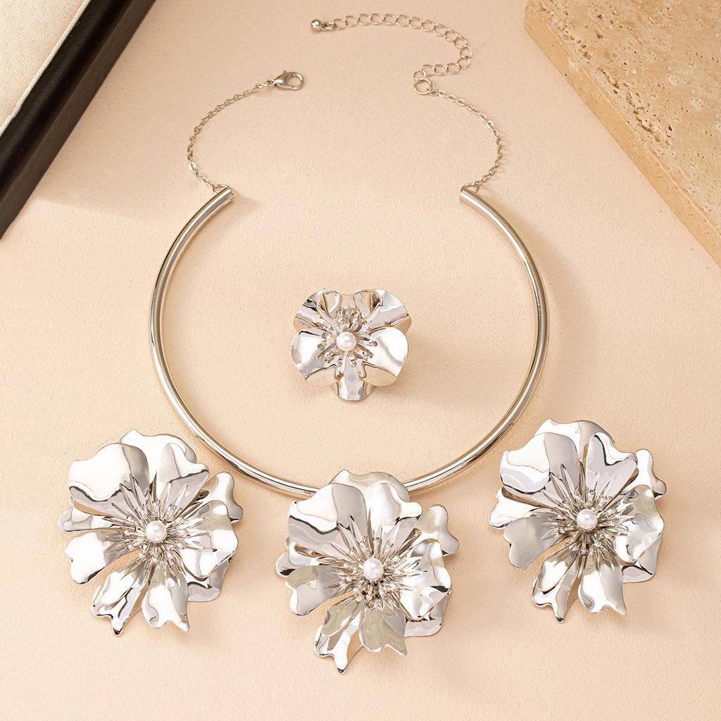 Colier elegant argintiu cu flori și perle și set inel cu cercei stud
