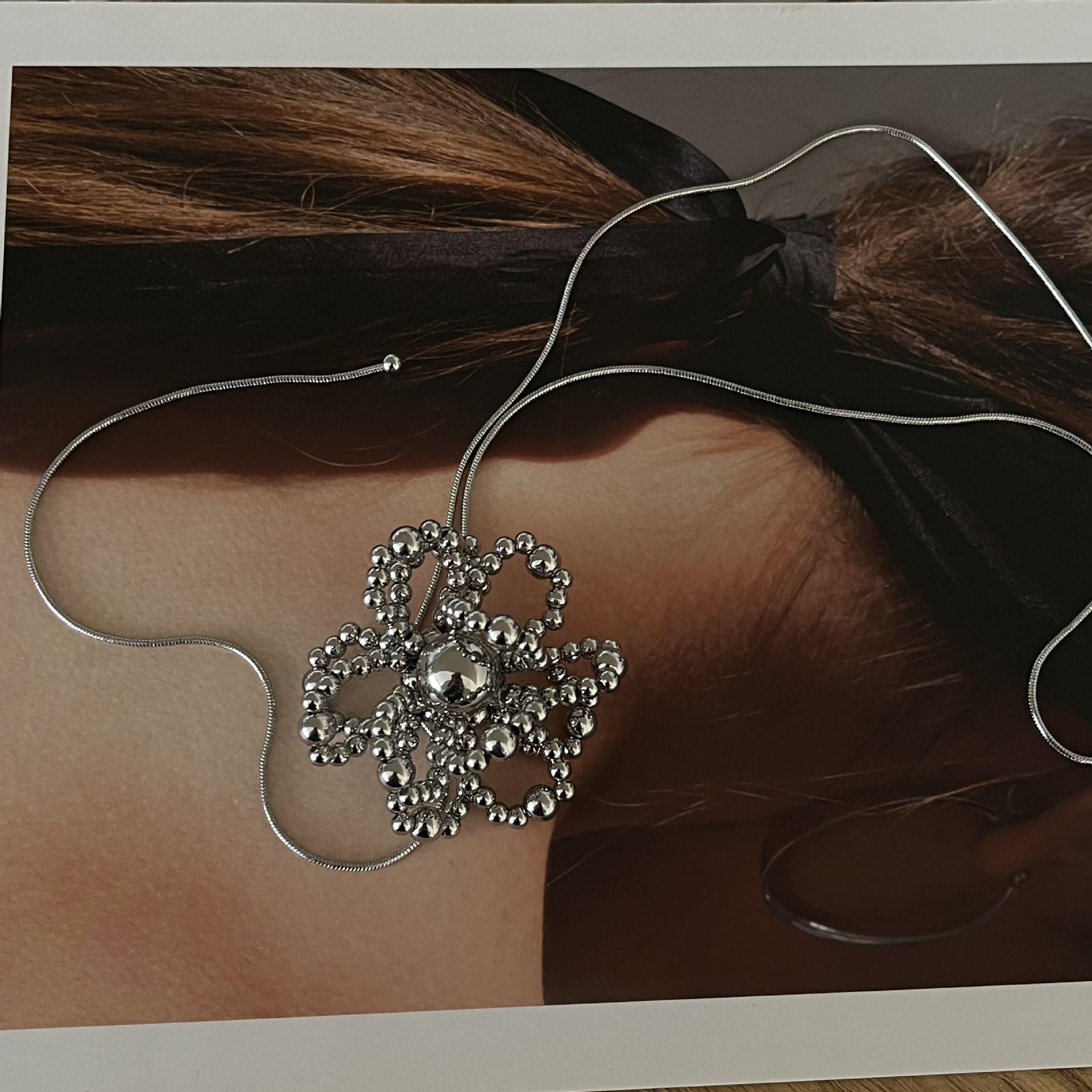 

Many Unique Design Sense Exaggerated Large Flower Neck Chain Small Fragrant Wind Small Long Versatile One Wear More Pendant Necklace