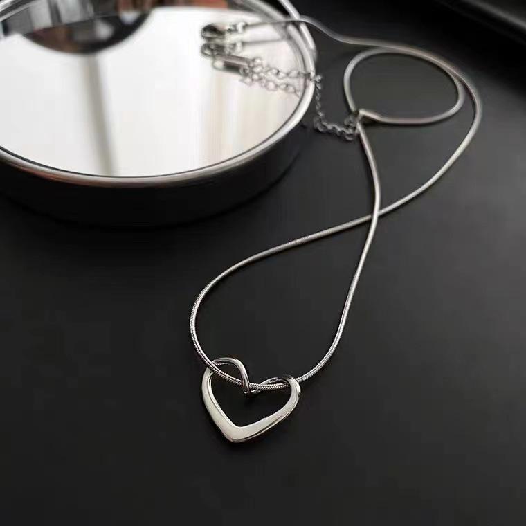 Elegant Colorfast 18K Rose Gold Necklace with Swan & Four-Leaf Clover Charm