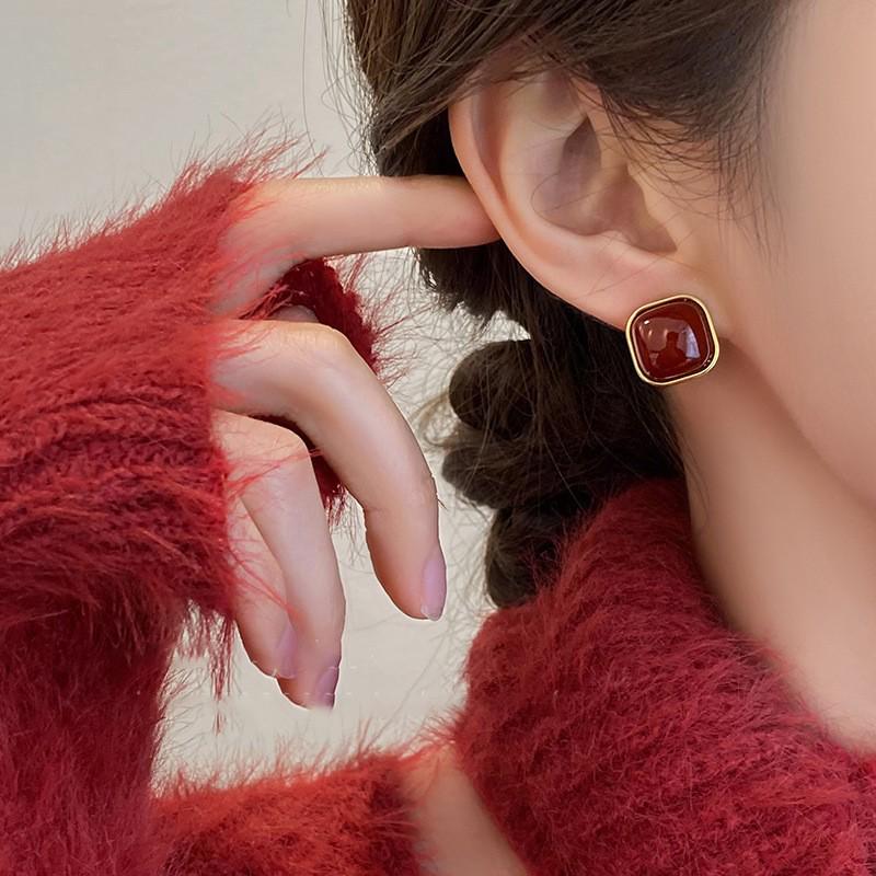 Orecchini Rossi Borchiati alla Moda Stile Hong Kong 2025 per Donna: Moda Elegante Autunno/Inverno di Alta Gamma