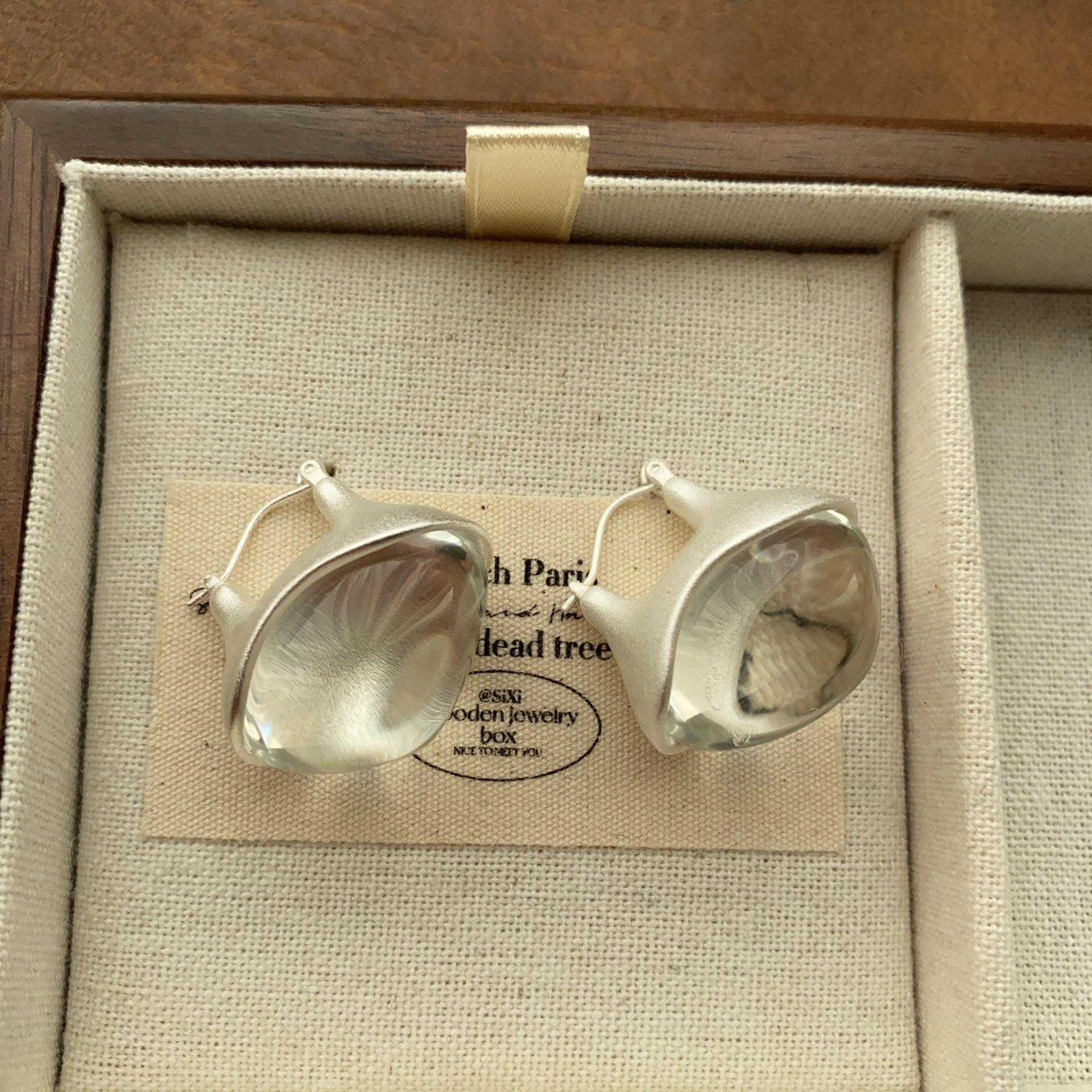 

Retro amber clear gemstone high-end earrings, ear buckles, cold artistic atmosphere, niche fashion light luxury earrings women