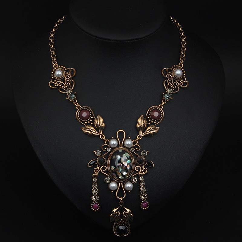 European & American Retro Court-Style Clavicle Necklace: Versatile, Elegant Sweater Chain for Women