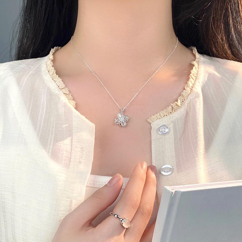 Smart Flower Necklace for Women's Light Luxury and Sweet Clavicle Chain New Rotatable Neckpiece