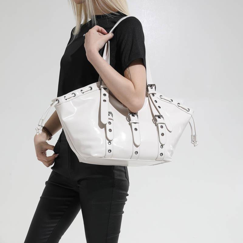 

Fashionable and Versatile Small Square Bag, New Single Shoulder Large Capacity Commuting Bag, Stylish and High-end Women s Bag, Underarm Bag, Trendy білий