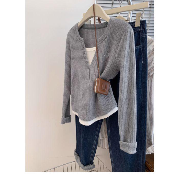 

Gray Two-Piece V-Neck Knitted Sweater for Women - Straight Shoulder, Base Layer Shirt, Ice Silk, Ideal for Spring, Autumn, and Winter 2025. M (80-100 jin) серый
