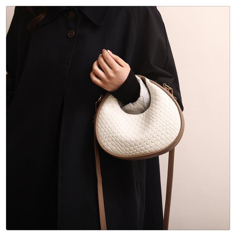 Vintage Fashion Handbag 2023 Winter New Crocodile Pattern Solid Color Casual Shoulder Crescent Bag Trendy Street Style Black Green Coffee Red White