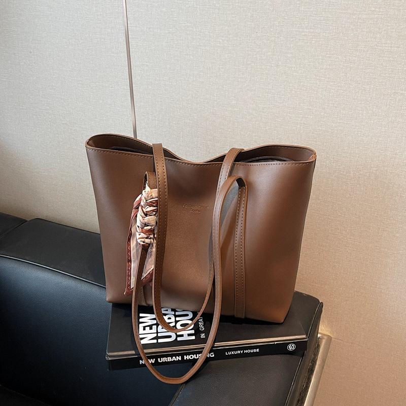 

Мягкая кожаная женская сумка-тоут новой коллекции большой вместимости для поездок на работу, повседневная на плечо или подмышку