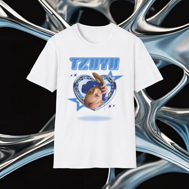

2026 Summer Fashion Trendy Tee Men Women Vintage Top Twice Tzuyu Y2K Heart Graphic Tee, Softstyle Vintage Top XXXL синій