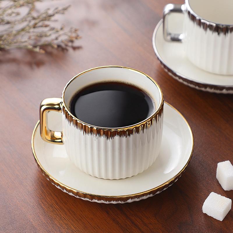 Kaufe Luxuriöse, vergoldete Retro-Kaffeetasse aus Keramik, Tasse und Untertasse, hochwertiger Nachmittagstee, exquisites Tassen- und Untertassenset, Geschenkbox. zum Preis ab 33