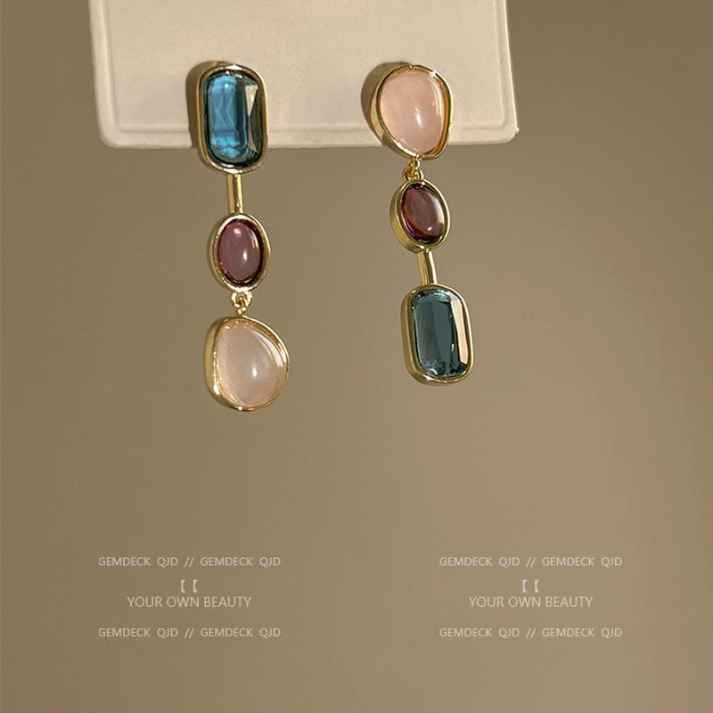 Französische Retro-Ohrringe mit asymmetrischen Kontrastfarben, leichte, luxuriöse Nischen-Ohrstecker aus Opal