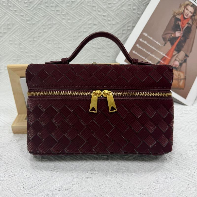 The New Lunch Box Bag Features a Niche Design, Purely Handmade Woven Design, High-end Crossbody Lightweight Makeup Bag