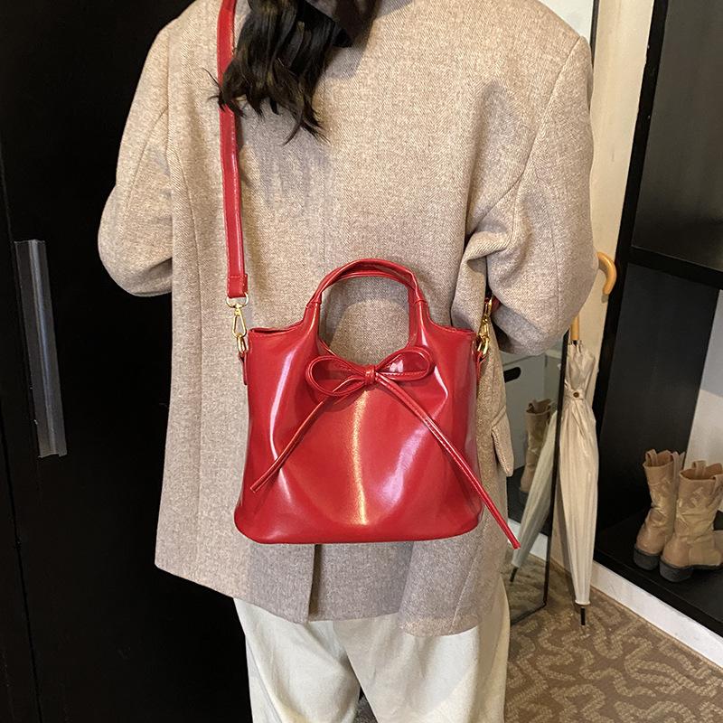 Bags Women s New Trendy Fashion Versatile Messenger Bags Niche Portable Shoulder Bags Commuter Large Capacity Casual Tote Bags 241323 красный 2349₽