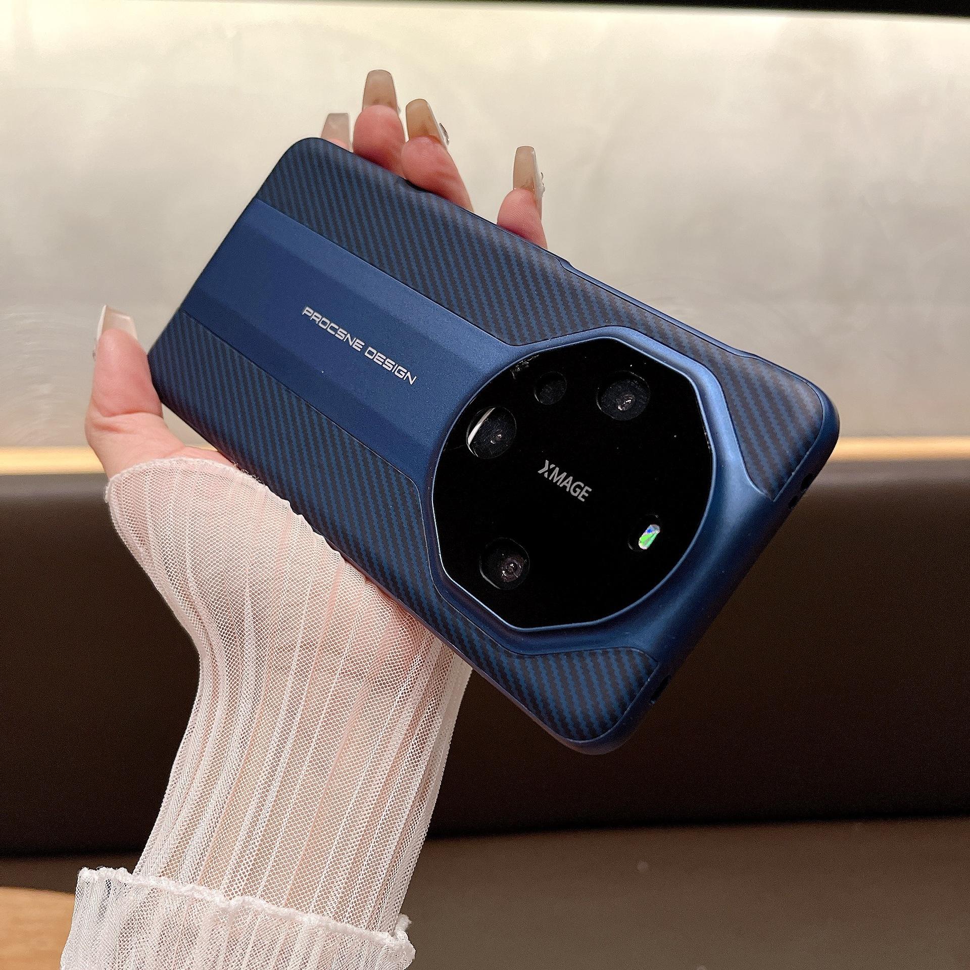 

Узор из углеродного волокна подходит для чехла телефона Huawei Mate60Pro+, мгновенно превращая его в высококлассный защитный чехол Porsche Magic6. Honor magic6pro синий