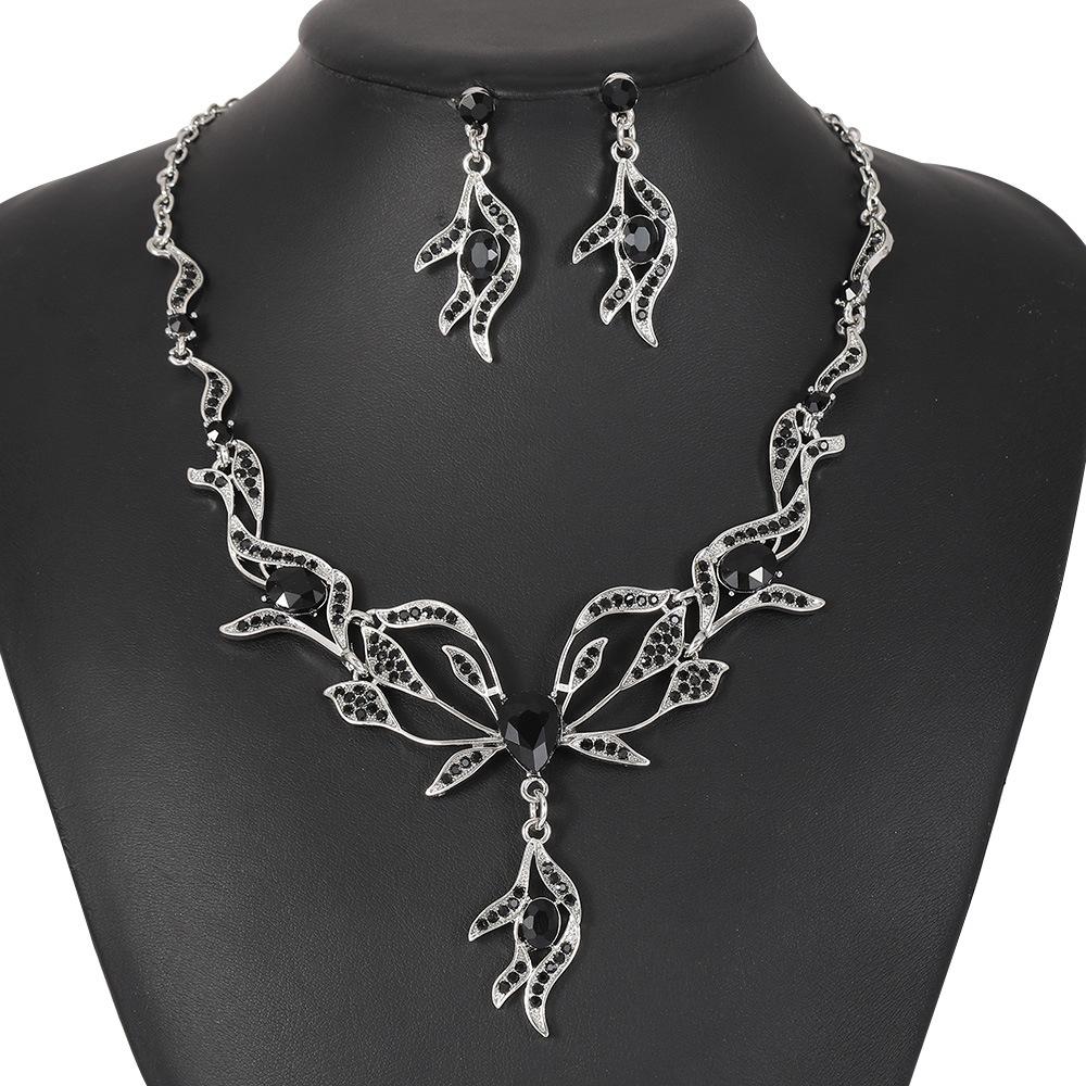necklaces, earrings, jewelry sets, bridal diamond sets, chains, light luxury niche high-end jewelry temperament collarbone chains