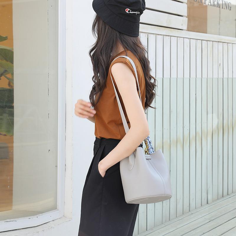 Leather bucket bag, new high-end women's summer messenger bag, large-capacity vegetable basket, cute women's bag.