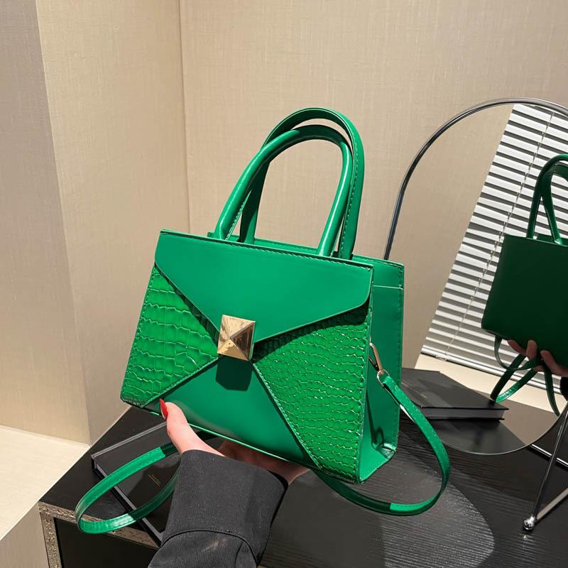 Fashion niche design shoulder messenger bag 2025 new retro large-capacity commuter bag casual texture small square bag