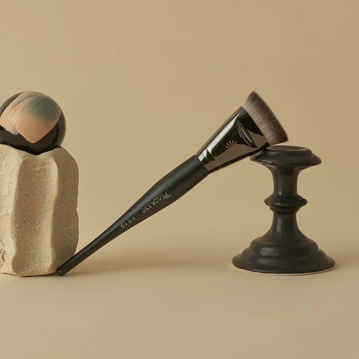 

Тональная основа Pore Blur FB19