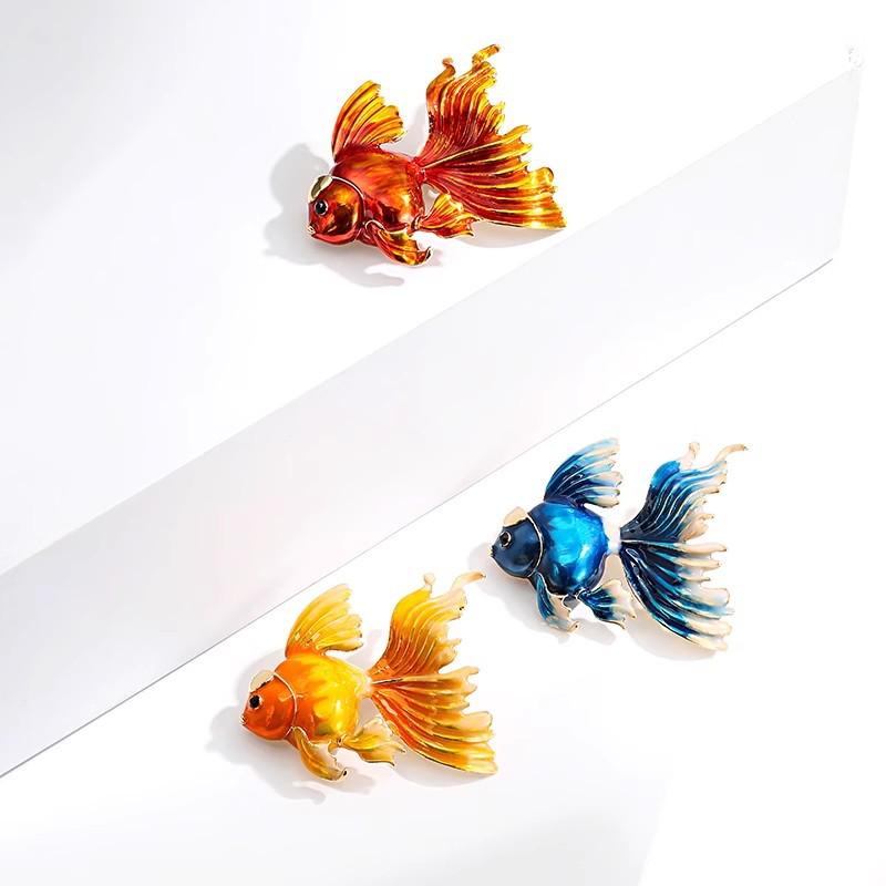 Högkvalitativ emalj Cloisonné Koi Brosch - Elegant Guldfiskdesign för Damkostymer