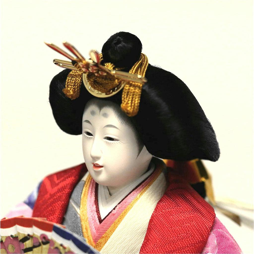 Panenky Hina Panenky Hina Vitrína s princem, dekorace na vitrínu s červenou barvou, panoramatická skleněná vitrína s třešňovými květy a kuličkami, výšivka, zadní strana, šířka x hloubka x výška 38 cm