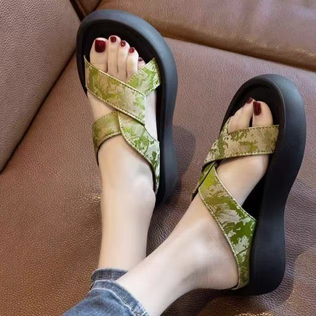 Cool slippers women's summer wear 2025 new thick-soled beach sandals fashion pregnant women's high sense one-word drag