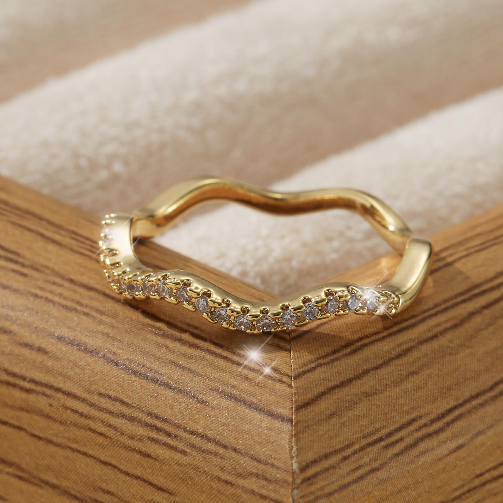 

Golden Copper Wavy Band Ring with Synthetic Zircon Inlay Elegant Stackable Ring for Women