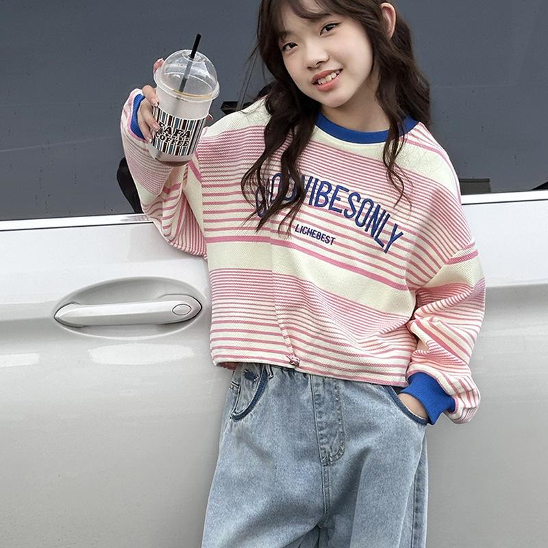 Bluza dla dziewcząt na jesień 2025: Stylowy pulower na wczesną wiosnę dla dzieci