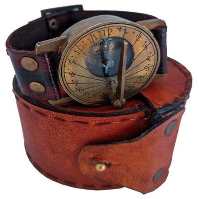 Antiker Vintage-Sonnenuhr-Kompass mit Lederband, Retro-Uhrenkompass, nautischer Komfort-Wear, handgefertigter Artikel mit Lederetui.