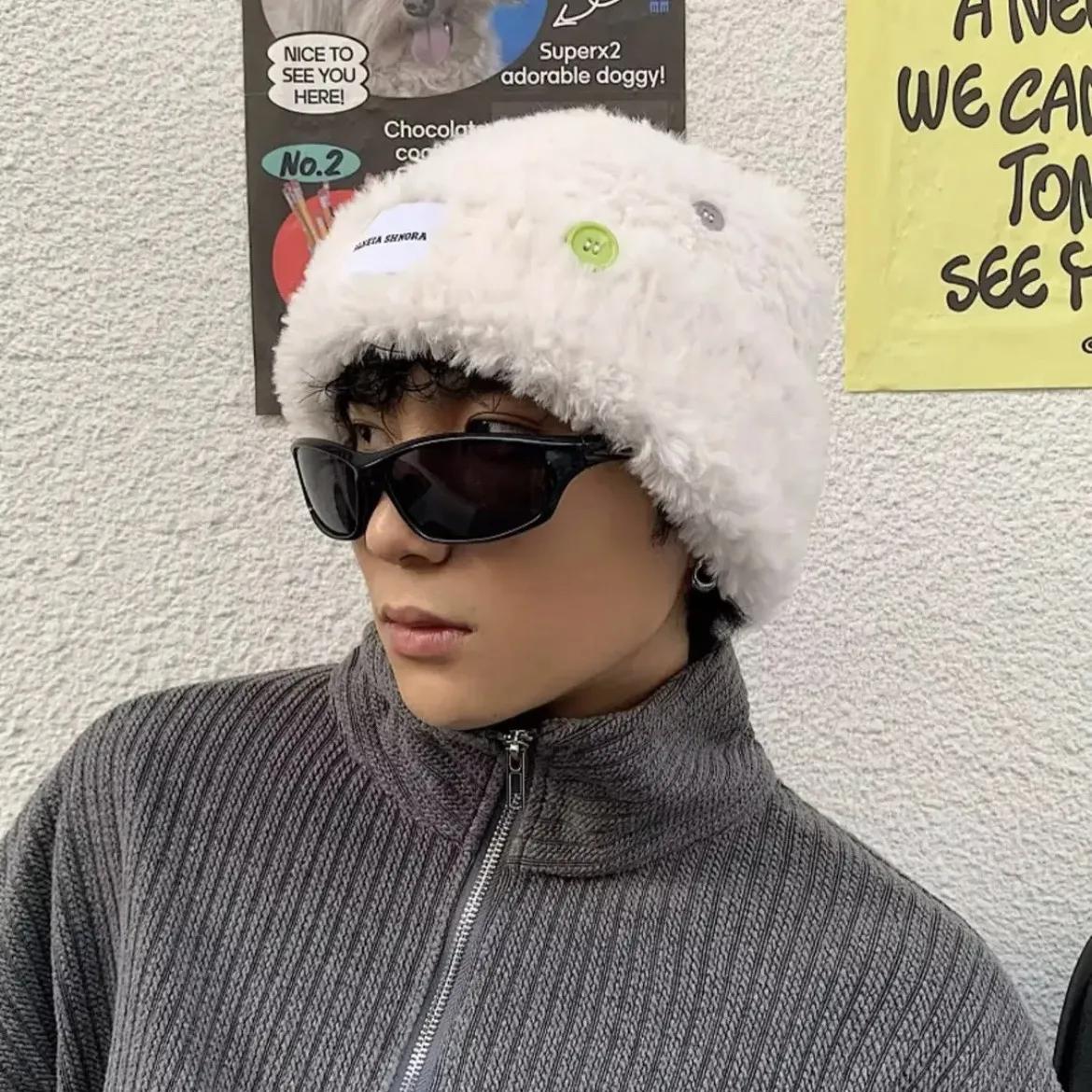 

WTEMPO Couple Solid Color Thick Plush Hats with Buttons Decor Autumn Winter Soft Cold-proof Windproof Outdoor Cycling Plush Hats 1pc белый