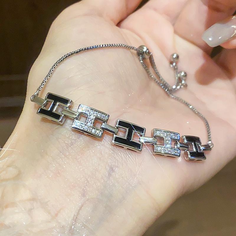 18K Gold-Plated Zircon Letter Pull-Out Bracelet: Elegant High-End Fashion Accessory