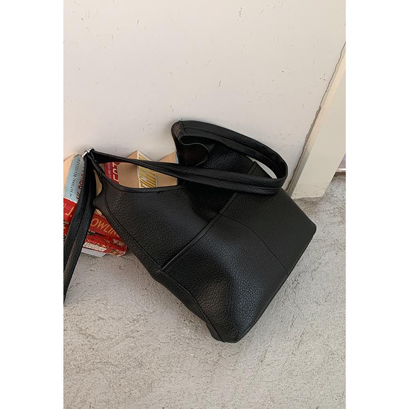 Casual Soft-faced Large-capacity Bag, Fashionable Commuting Single-shoulder Crossbody Bag, Simple and Retro Bucket Bag