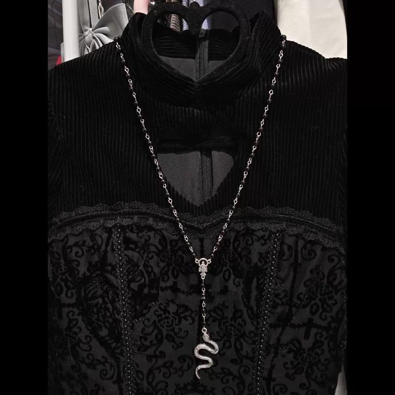 

Gothic Charm Sliver Color Snake Pendant Black Rosary Beads Necklace for Women Halloween Party Mysterious Witch Jewelry Accessory