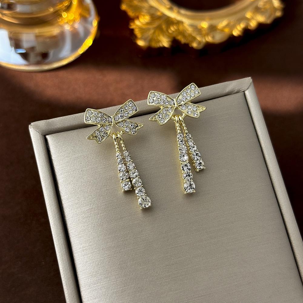 „Cercei eleganti cu perle cu ace de argint – Design de lux și lumină de nișă pentru doamnele elegante”
