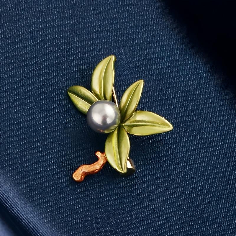 The Qingzhi Brooch Features A Refined and Elegant Enamel Leaf Brooch with A Unique Design Sense