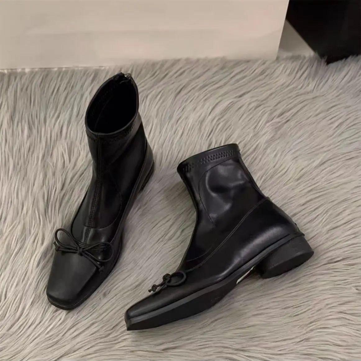 Женские черные кожаные короткие ботинки TRAF — фото 4