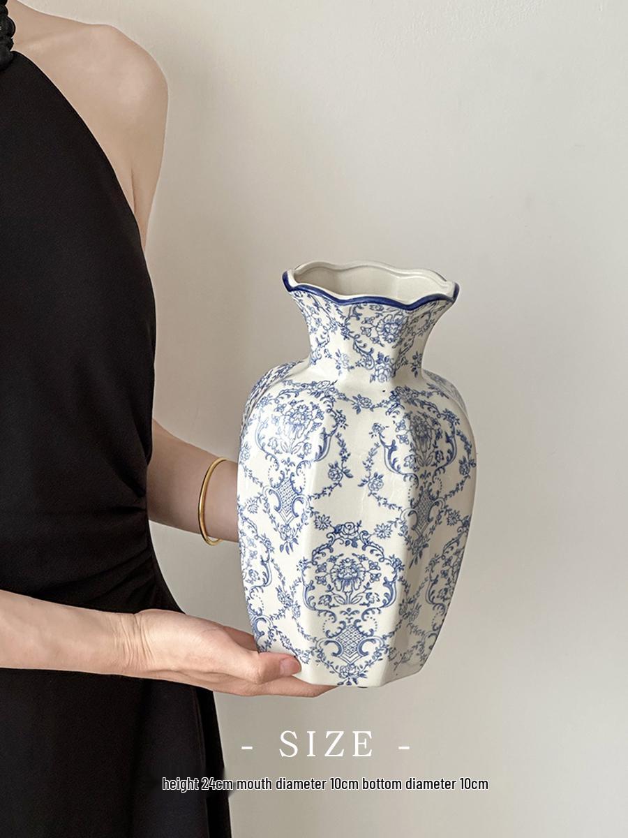 Ретро ваза из сине-белого фарфора: Керамическое украшение в стиле легкой роскоши для живых цветов, маленький китайский керамический кувшин.