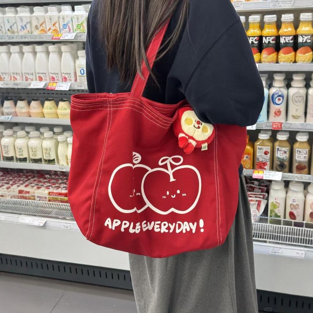 [Daily Apple] A big red canvas bag that can hold everything in a festive atmosphere, a shoulder backpack, and a shopping bag.