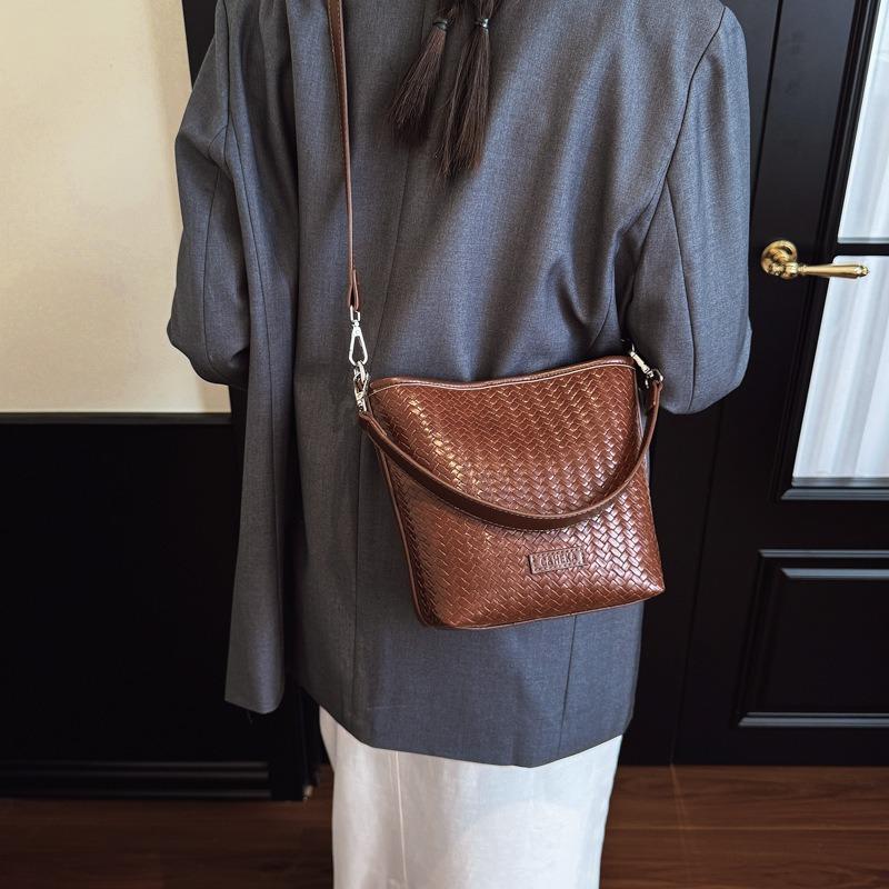 Niche woven pattern bag women's new simple bucket bag casual commuter shoulder messenger bag