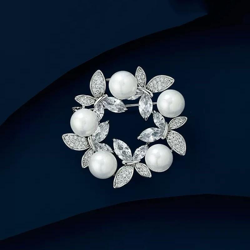 

Butterfly Pearl Garland Brooch, Brooch, Luxurious and Elegant Sweater, Large Pin Decoration, Retro Collar Buckle, Collar Pin срібний